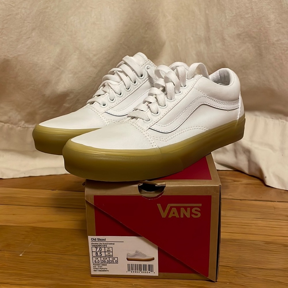 Brand new in box. Old Skool white gum sole vans sneakers mens 7.0 / womens 8.5